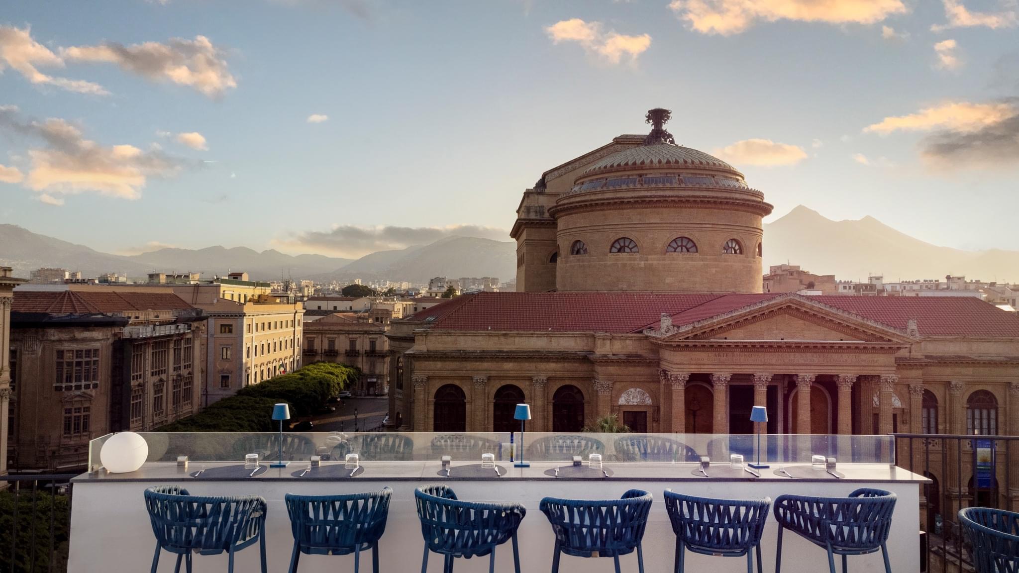 terrazza ristorante con sfondo teatro Massimo